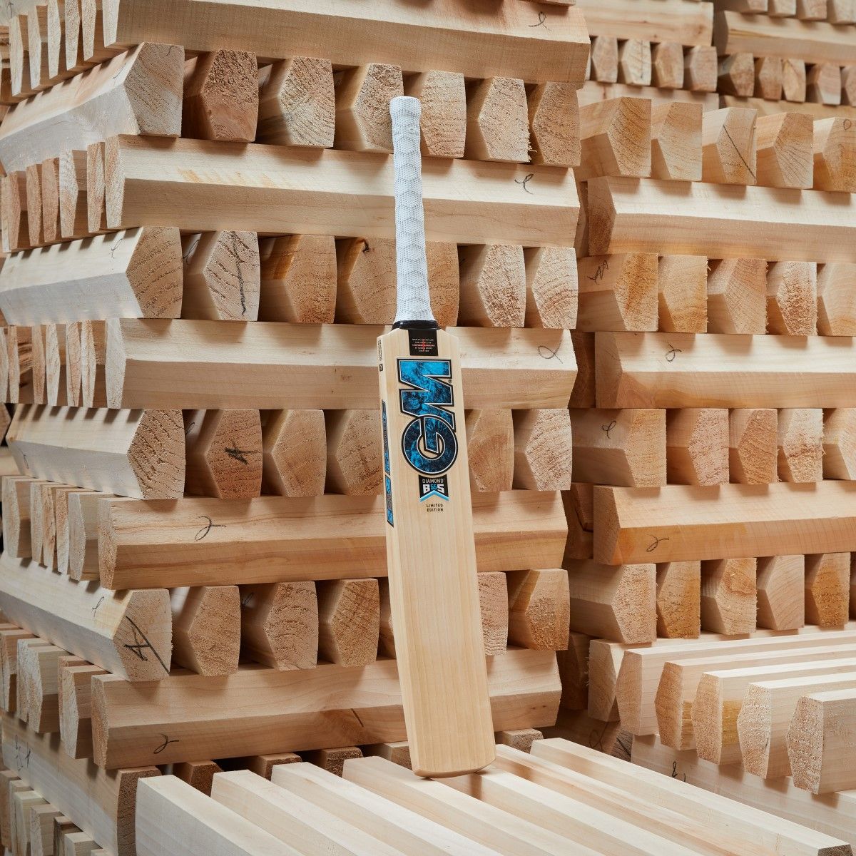 GM Diamond DXM 909 Senior Cricket Bat